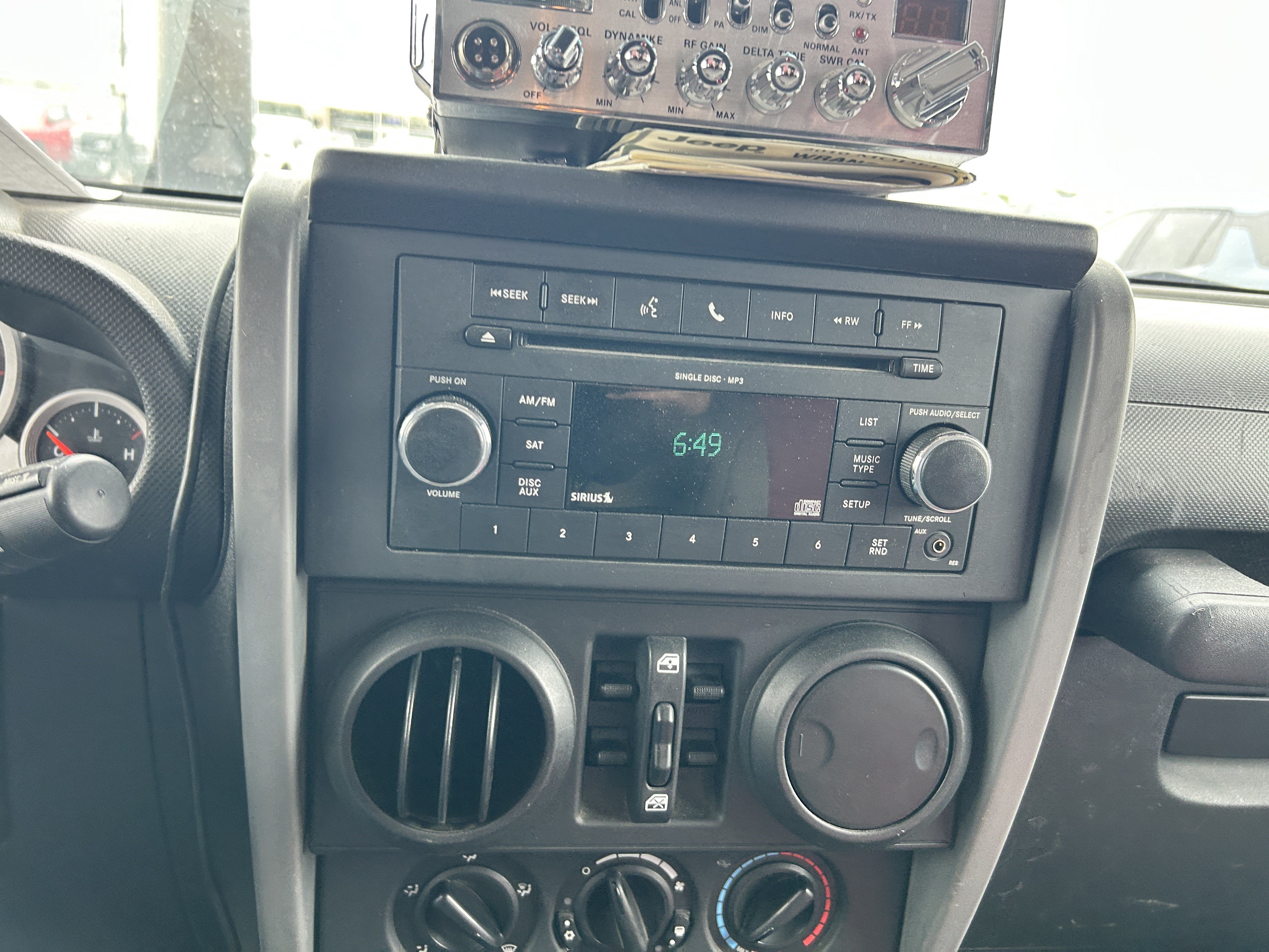 Used 2010 Jeep Wrangler Unlimited Rubicon AWD/4WD image 15
