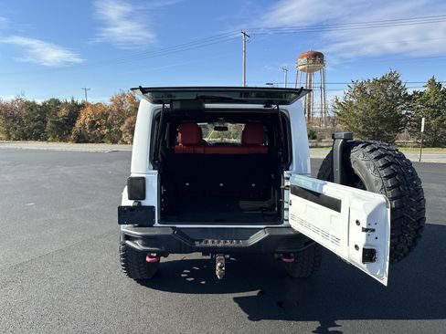 Used 2015 Jeep Wrangler Unlimited Rubicon image 30