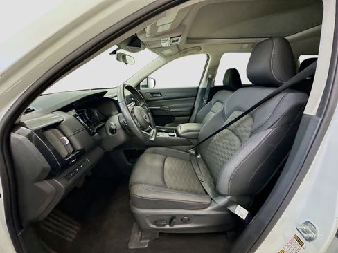 Used 2023 Nissan Pathfinder SV w/ SV Premium Package image 13