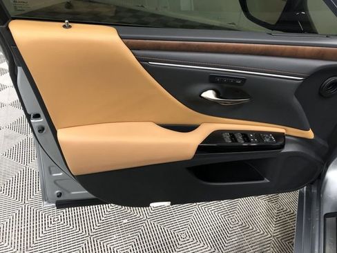 Used 2025 Lexus ES 350 w/ Premium Package image 12