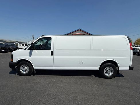 Used 2017 Chevrolet Express 3500 Extended RWD image 2