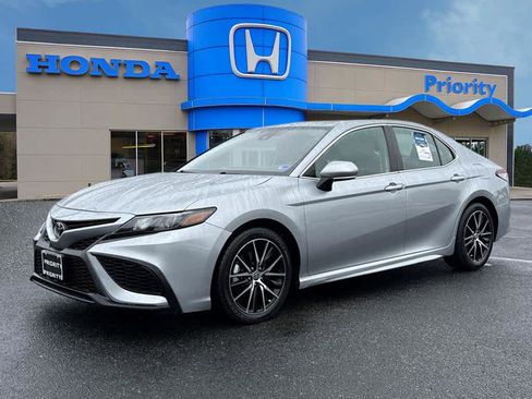 Used 2023 Toyota Camry SE FWD image 1