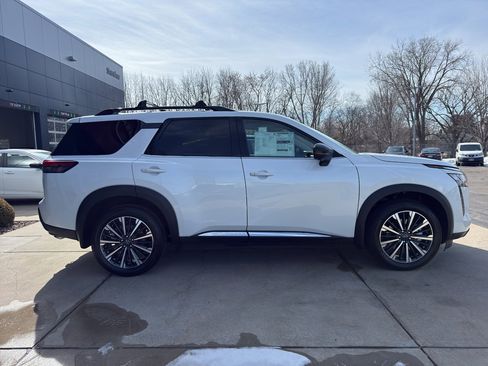 New 2026 Nissan Pathfinder Platinum image 4