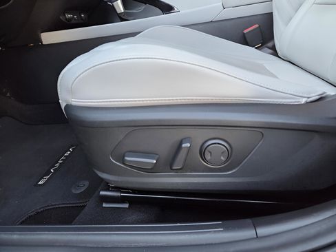 Used 2023 Hyundai Elantra Limited image 22