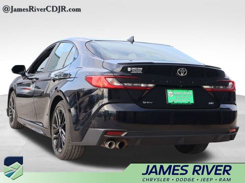 Used 2025 Toyota Camry SE image 3
