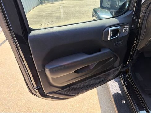 Used 2022 Jeep Wrangler Unlimited Sahara AWD/4WD image 17