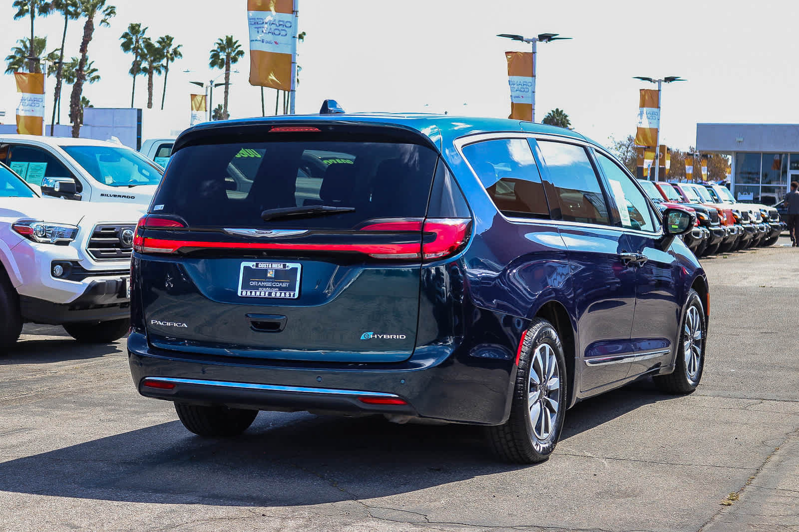 Used 2023 Chrysler Pacifica Limited FWD image 4
