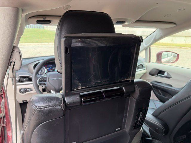Used 2022 Chrysler Pacifica Touring-L w/ Uconnect Theater Family Group FWD image 8