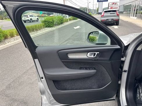 Certified 2025 Volvo XC40 B5 Plus AWD/4WD image 19