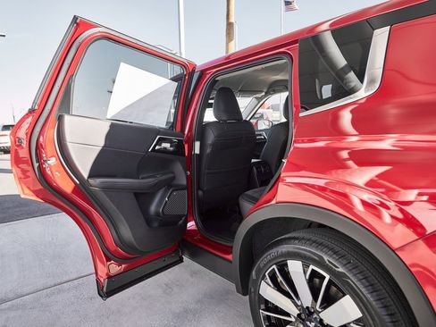 New 2025 Mitsubishi Outlander SE image 16