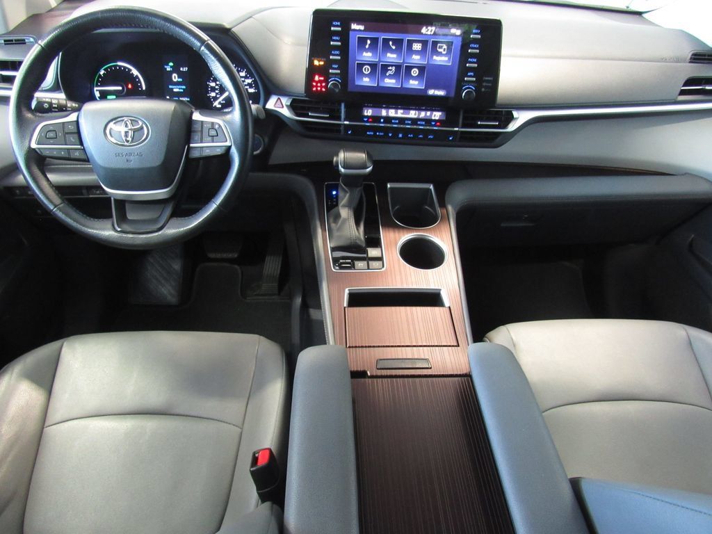 Certified 2024 Toyota Sienna XLE FWD image 33