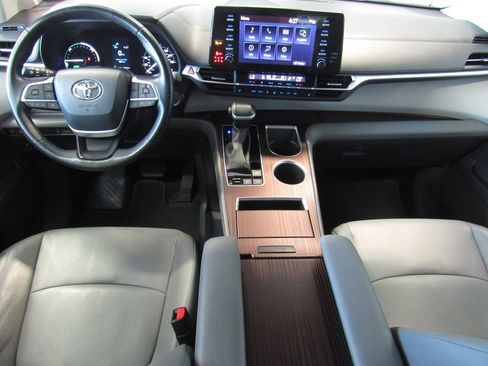 Used 2024 Toyota Sienna XLE FWD image 33