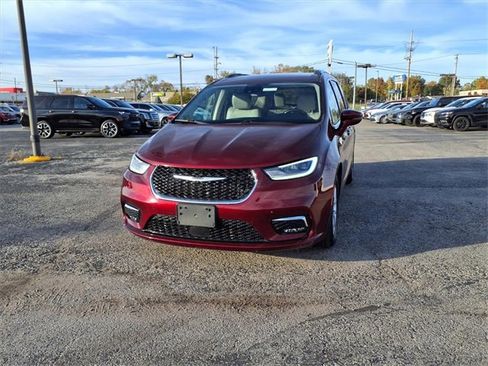 Used 2021 Chrysler Pacifica Touring-L image 30