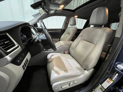 Certified 2018 Toyota Highlander Limited AWD/4WD image 10