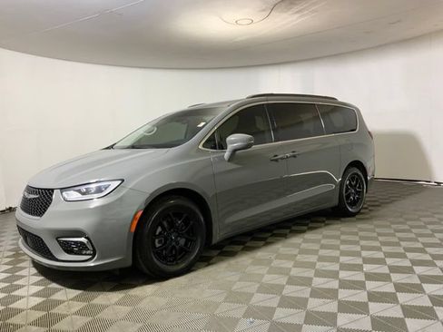 Used 2022 Chrysler Pacifica Touring-L FWD image 9