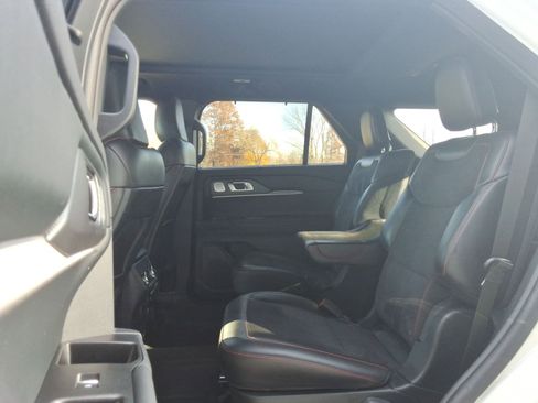 Used 2025 Ford Explorer ST image 31