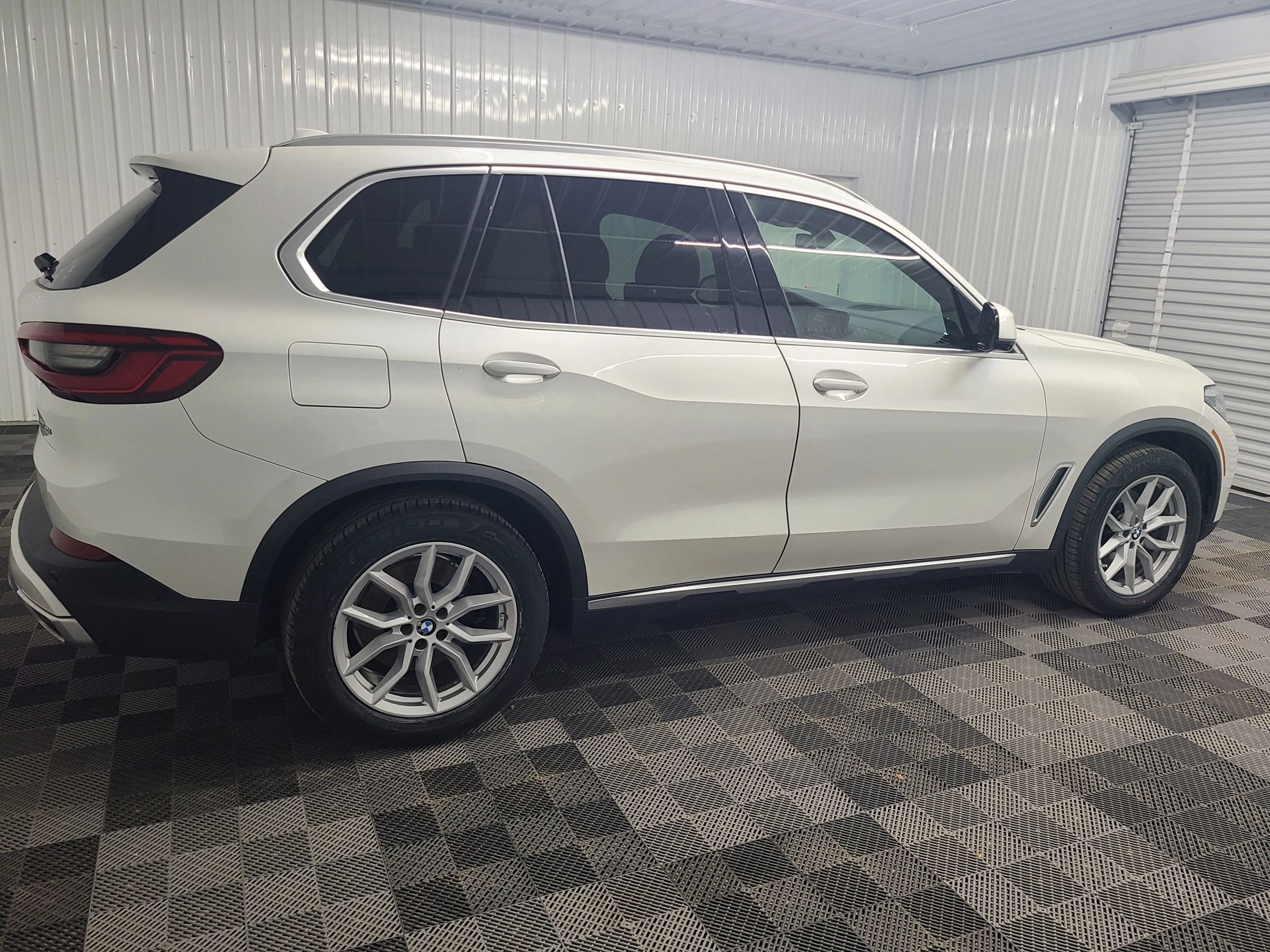 Used 2019 BMW X5 xDrive40i w/ Parking Assistance Package AWD/4WD image 12