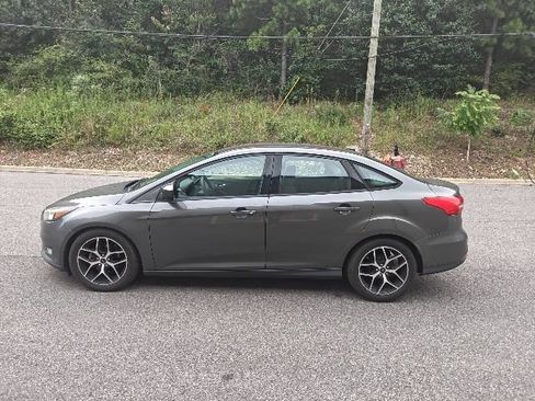 Used 2018 Ford Focus SE w/ SE Appearance Package FWD image 5