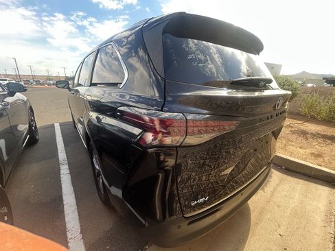 Used 2025 Toyota Sienna XLE FWD image 3