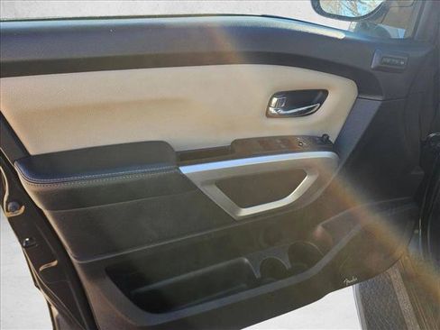 Used 2019 Nissan Titan SL image 9