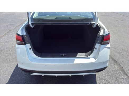 Used 2025 Nissan Versa SV FWD image 9