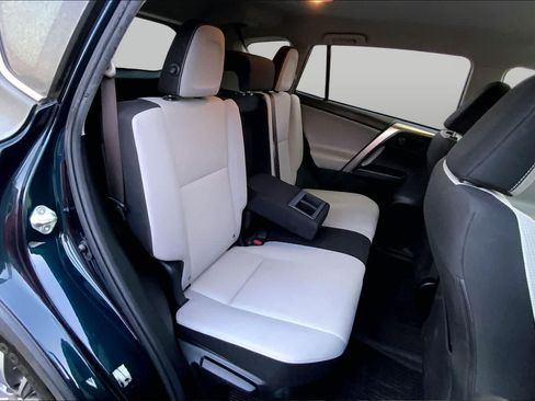 Used 2018 Toyota RAV4 LE AWD/4WD image 30