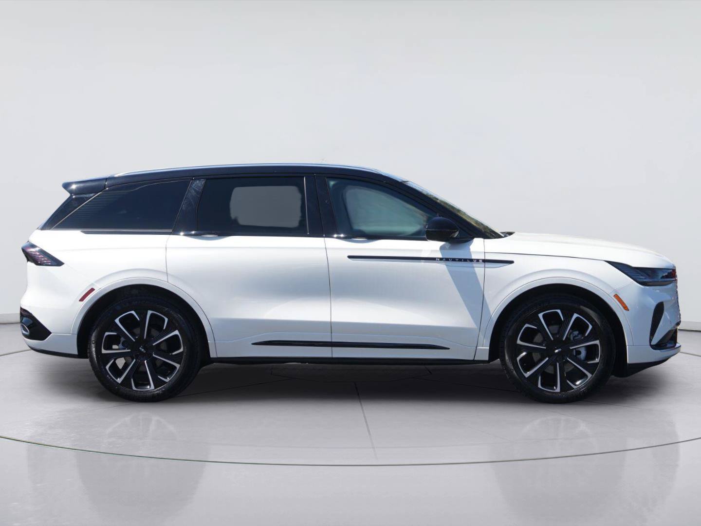 Used 2025 Lincoln Nautilus Reserve AWD/4WD image 5