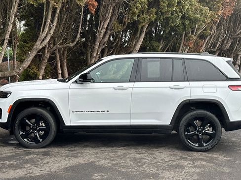 Used 2023 Jeep Grand Cherokee Altitude image 7