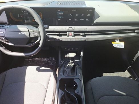 New 2025 Kia K4 FWD image 18