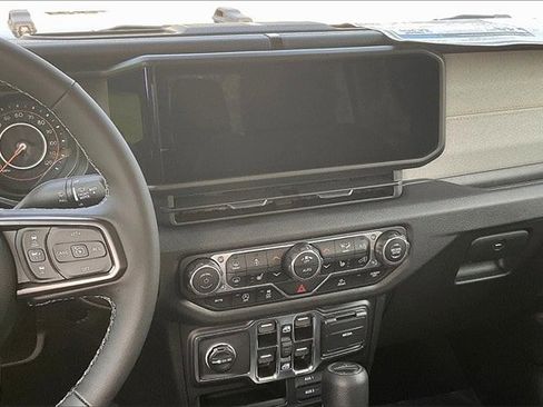 New 2025 Jeep Gladiator Sport image 7