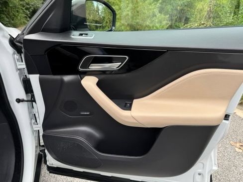 Used 2018 Jaguar F-PACE Premium AWD/4WD image 18