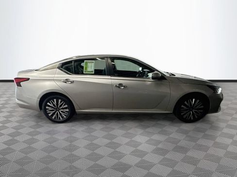 Used 2024 Nissan Altima 2.5 SV FWD image 8