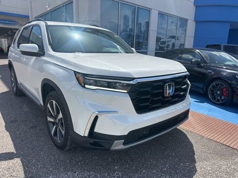 Used 2025 Honda Pilot Touring image 2