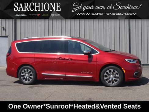 Used 2025 Chrysler Pacifica Pinnacle FWD image 1