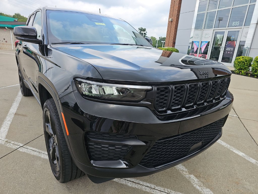 Certified 2025 Jeep Grand Cherokee Altitude AWD/4WD image 6