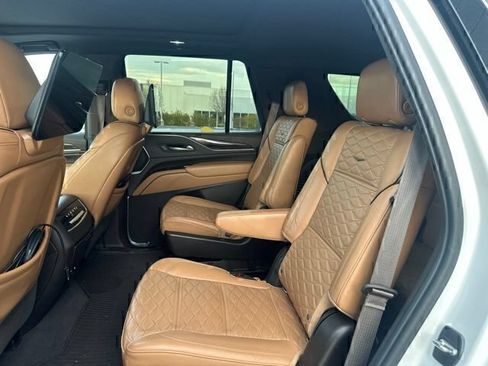 Used 2021 Cadillac Escalade Premium Luxury w/ LPO, Illumination Package AWD/4WD image 10