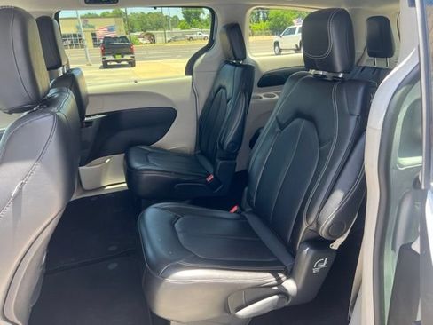 Used 2024 Chrysler Pacifica Touring-L FWD image 24