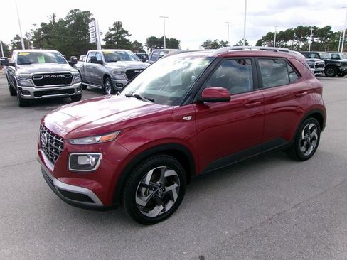 Used 2024 Hyundai Venue SEL image 2