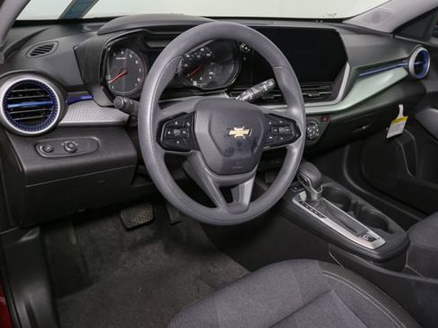 Used 2025 Chevrolet Trax LS w/ LS Convenience Package FWD image 18
