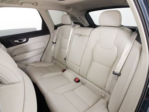 Certified 2023 Volvo XC60 B5 Plus w/ Climate Package AWD/4WD image 18