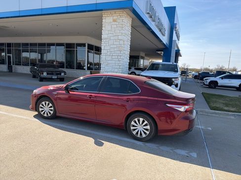Used 2020 Toyota Camry LE image 5