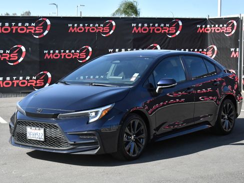Used 2023 Toyota Corolla SE w/ SE Premium Package image 3