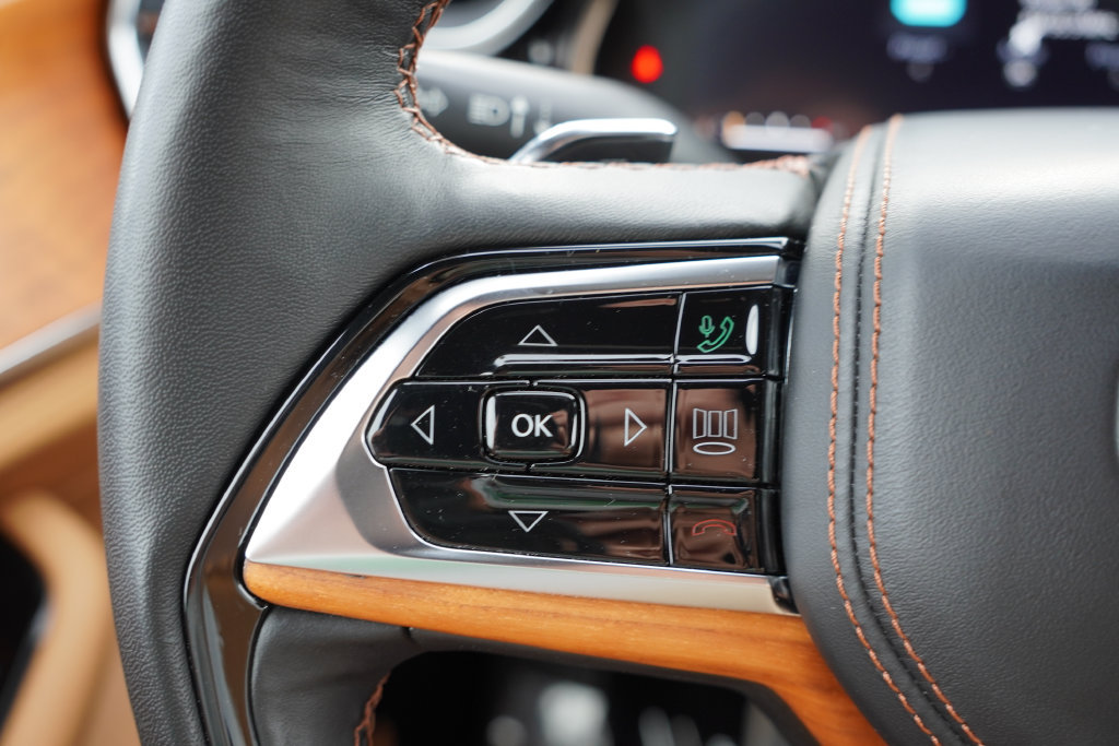 Certified 2024 Jeep Grand Cherokee Summit AWD/4WD image 38