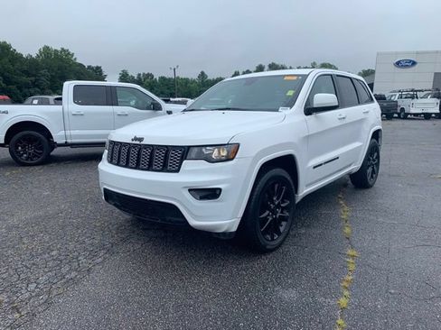 Used 2022 Jeep Grand Cherokee Laredo X AWD/4WD image 4