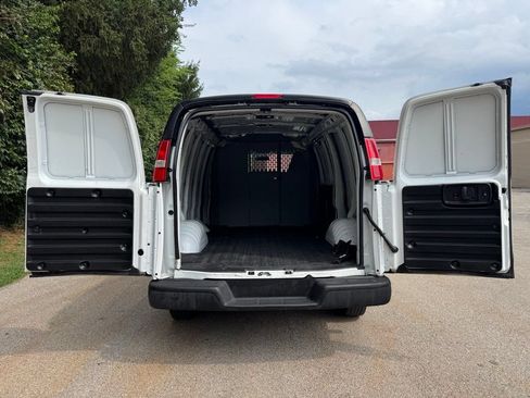 Used 2017 Chevrolet Express 2500 RWD image 21