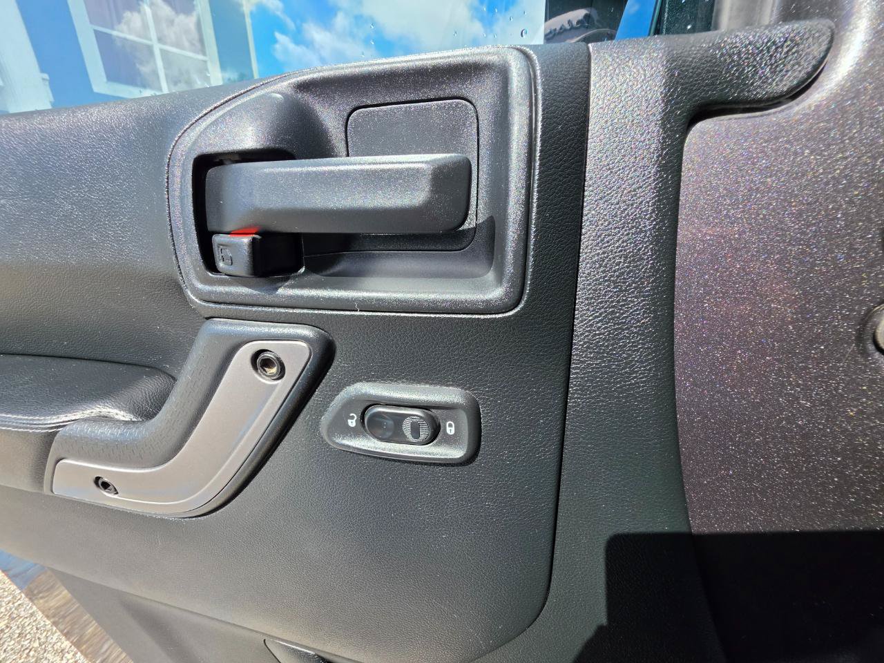 Used 2018 Jeep Wrangler Unlimited Sahara AWD/4WD image 12
