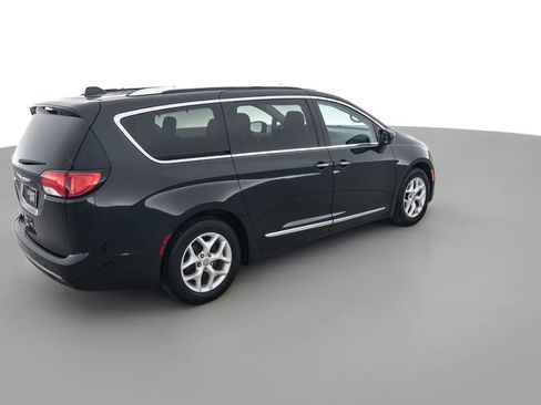 Used 2018 Chrysler Pacifica Touring-L w/ Tire & Wheel Group FWD image 5