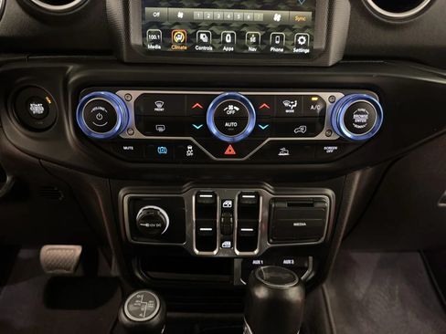 Used 2023 Jeep Wrangler Unlimited Sahara AWD/4WD image 30