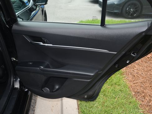 Used 2020 Toyota Camry SE FWD image 18
