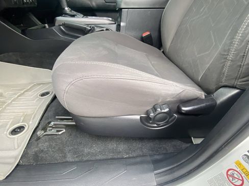 Used 2019 Toyota Tacoma TRD Sport image 9